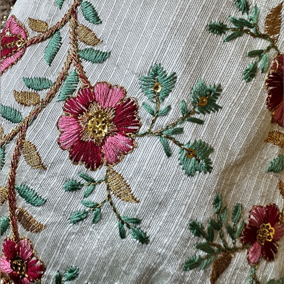 Embroidered fancy hand bag - Picture 4 of 5